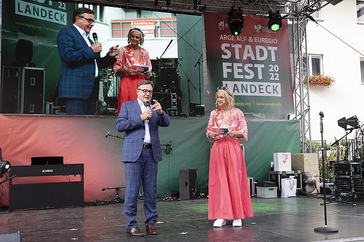 © Land Tirol/Die Fotografen LH Platter auf dem Bühne beim Sprechen