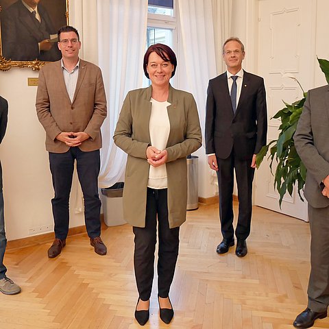 (v.li.) LTP Walter Kaswalder (Trentino), Euregio-Generalsekretär Matthias Fink, LTPin Sonja Ledl-Rossmann, Univ.-Prof. Walter Obwexer und LTP Josef Noggler (Südtirol) trafen sich gestern im Landhaus zum Austausch über die Zukunft von Euregio und Dreier-Landtag.