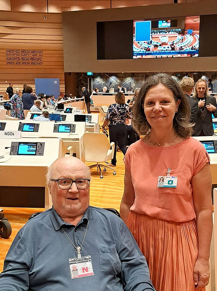 Schönwiese und Kafka im Vordergrund, dahinter Saal mit Bildschirm