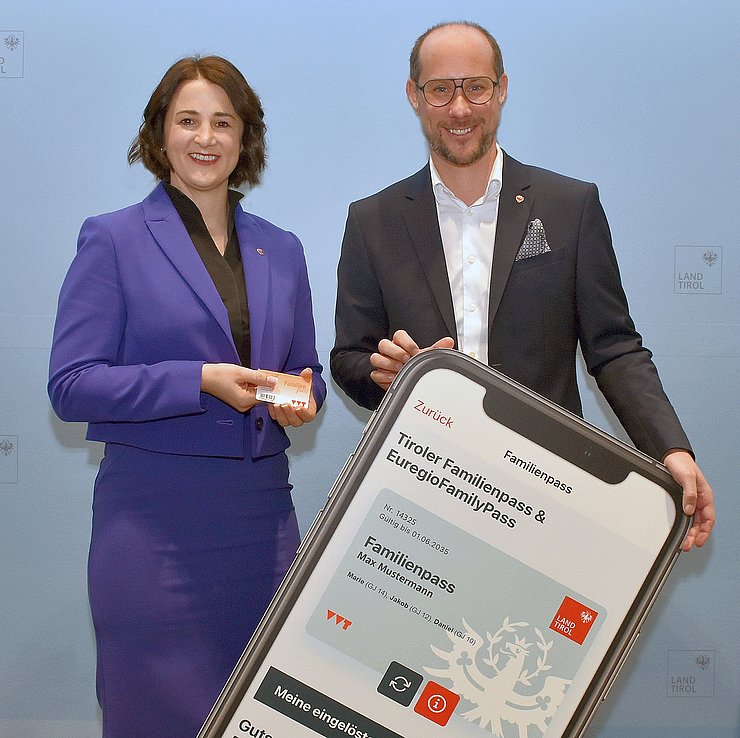 © Land Tirol Familienlandesrätin Astrid Mair und Digitalisierungslandesrat Mario Gerber freuen sich über den großen Erfolg des digitalen Tiroler Familienpasses/EuregioFamilyPass.