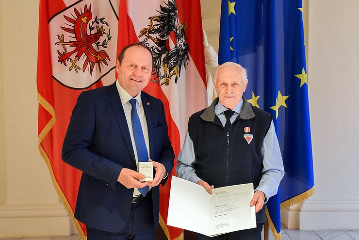 © Land Tirol/Jansenberger Geisler und Langhofer mit Urkunde und Ehrenzeichen