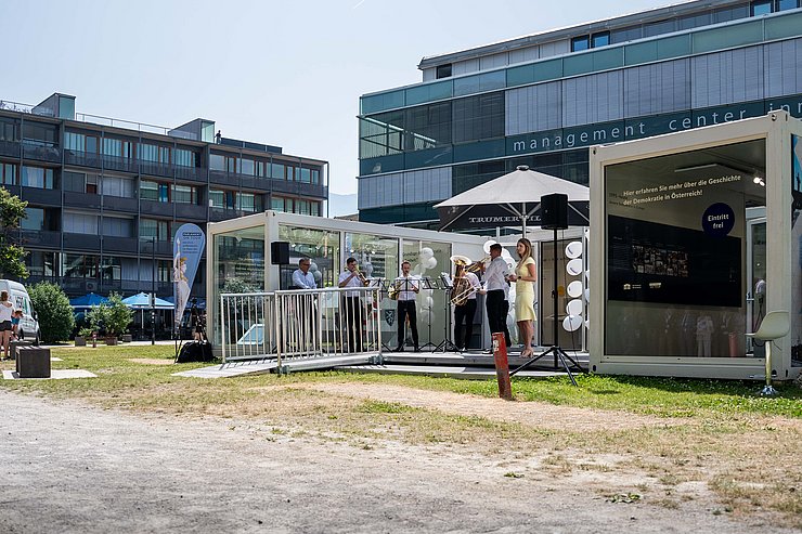 © Landtagsdirektion Tirol/Christanell Die Container wurden im SoWi-Campus aufgestellt und sind täglich zwischen 10 und 17 Uhr besichtigbar.