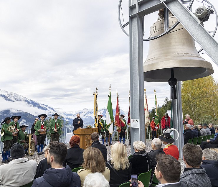 © Land Tirol/Die Fotografen Glocke mit Gästen und LH Anton Mattle.