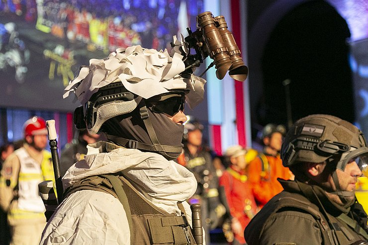 © Land Tirol/Die Fotografen Im Rahmen des Sicherheitsempfanges stellten die Einsatzkräfte ihre Ausrüstung zur Schau.