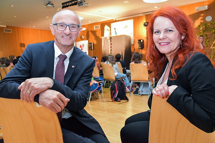 © Land Tirol/Sidon H Anton Mattle und LRin Cornelia Hagele gratulieren zum 50. Geburtstag des Tiroler Kulturservice.