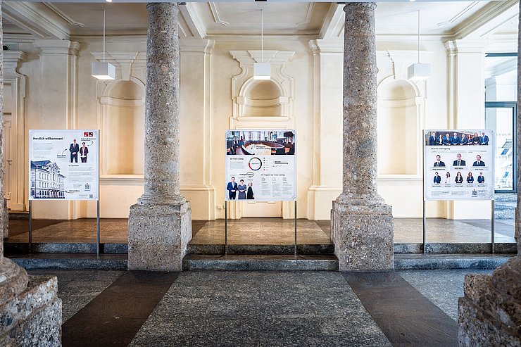 Auf drei doppelseitig bedruckten Schautafeln wird grundlegendes Wissen zur Tiroler Demokratie kompakt vermittelt.