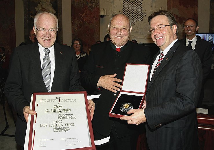 © Land Tirol Landtagspräsident van Staa, Bei der Auszeichnung: V. li. Landtagspräsident Herwig van Staa, LH Luis Durnwalder und LH Günther Platter