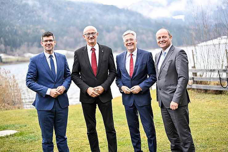 © LPD/Bauer Personen stehen nebeneinander auf Wiese