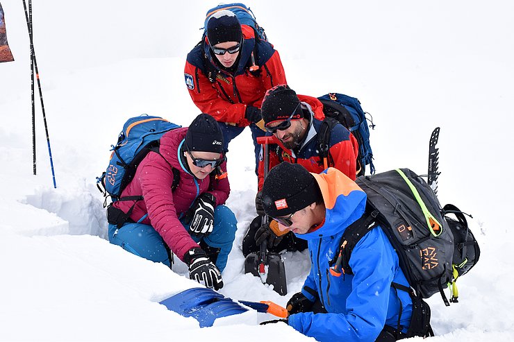 Mehrere Personen im Schnee 