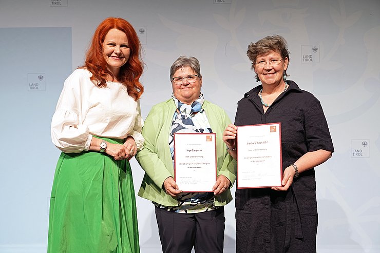 Gruppenbild mit Landesrätin Cornelia Hagele und Geehrten aus dem Bezirk Landeck.