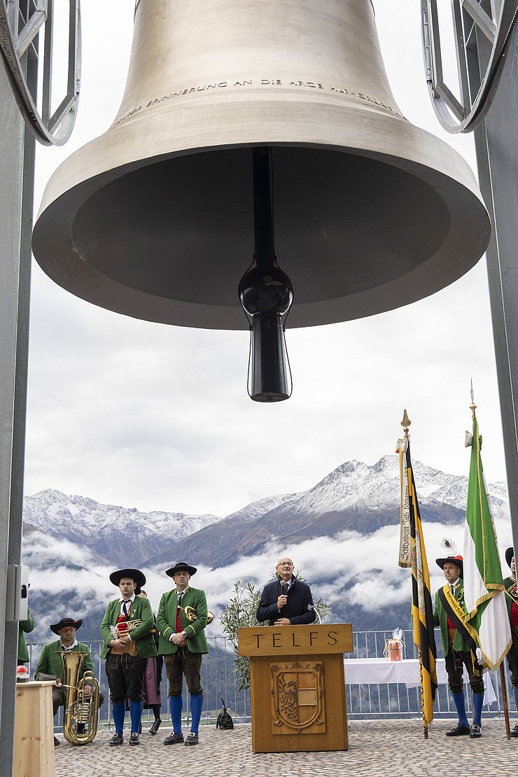 © Land Tirol/Die Fotografen LH Anton Mattle hob die Bedeutung der Glocke als Zeichen des Friedens im Alpenraum hervor.
