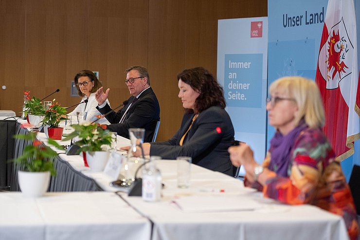 © Land Tirol/G.Berger Bei der heutigen Pressekonferenz stellten LH Günther Platter, LHStvin Ingrid Felipe, Wirtschaftslandesrätin Patrizia Zoller-Frischauf (li.) und Arbeitslandesrätin Beate Palfrader (re.) die Schwerpunkte eines Maßnahmenpakets vor, das den Wirtschafts- und Arbeitsmarkstandort Tirol zusätzlich beleben soll.