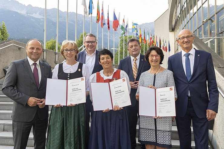 V. li. bei der Ehrung LHStv Josef Geisler, Theresia Schmid (30 Jahre Gemeinderätin in Seefeld), Gemeindelandesrat Johannes Tratter, Carmen Hörtnagl (36 Jahre Gemeinderätin in Obernberg am Brenner), Ernst Schöpf (Gemeindeverbandspräsident und Bgm von Sölden), Brigitte Flür (30 Jahre Gemeinderätin in Imst) und LR Anton Mattle.