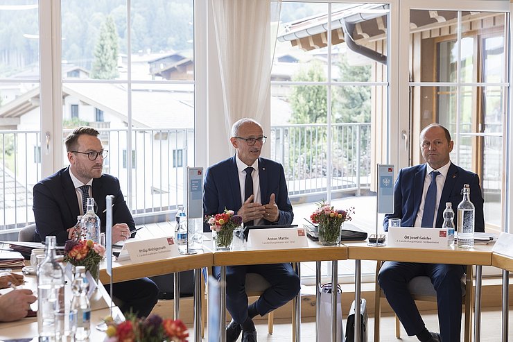 Von links: LHStv Wohlgemuth, LH Mattle, LHStv Geisler. 