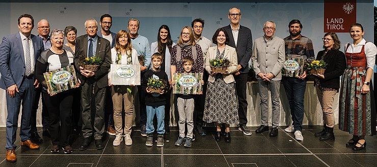© Tiroler Bildungsforum/Hörtnagl Die Ausgezeichneten aus dem Bezirk Landeck sind zu sehen.