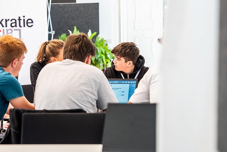 In Workshops setzten sie sich u.a. mit Parlamentarismus, EU, Kinder- und Jugendrechten sowie dem Umgang mit Sozialen Medien auseinander.