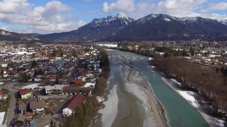 Schotterentnahme im Lech. Im Bild links Lechaschau, im Bild rechts Reutte. (Blickrichtung flussabwärts)