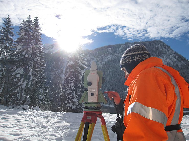 Vermessungstechniker am Theodoliten