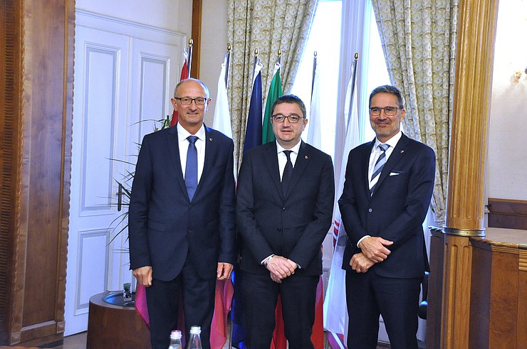 Am Rande der Generalversammlung tauschten sich auch die Euregio-Landeshauptleute aus: v.l. LH Anton Mattle, LH Maurizio Fugatti und LH Arno Kompatscher