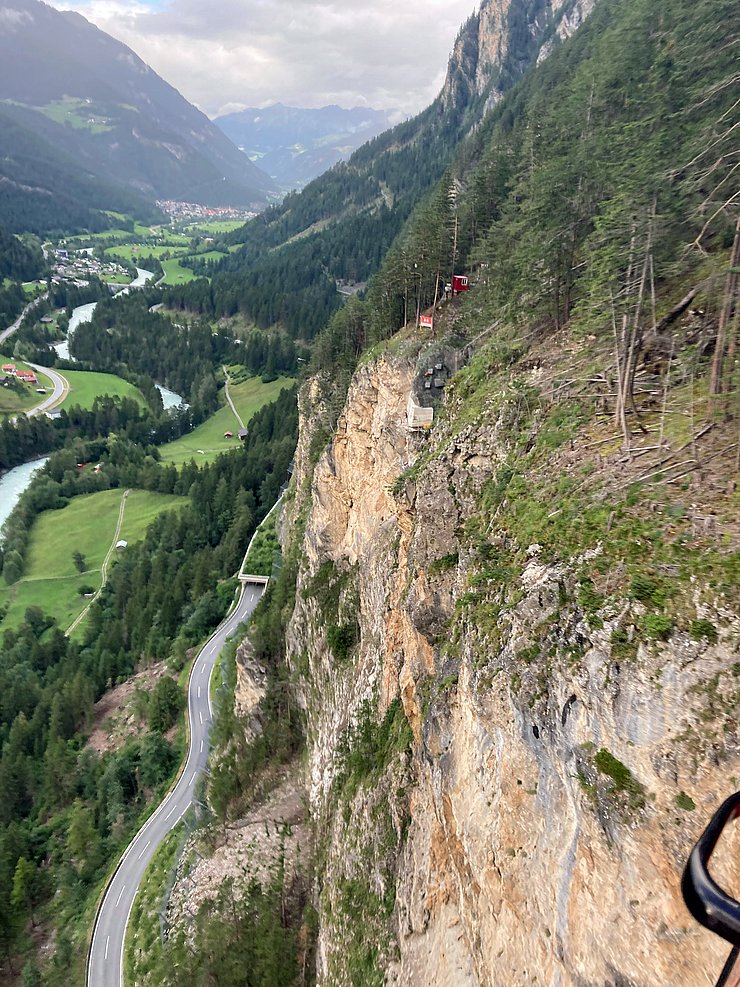 © Land Tirol Bild von oben auf die Straße.