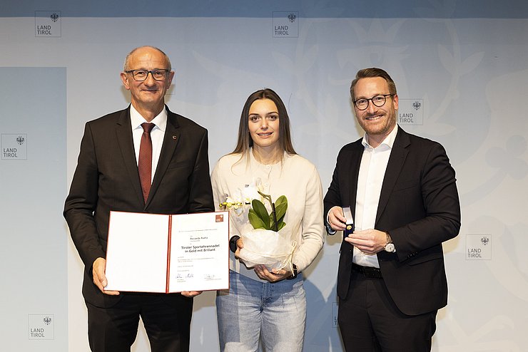 v.l.n.r.: LH Anton Mattle, Riccarda Ruetz, 1.LH-Stv. Philip Wohlgemuth