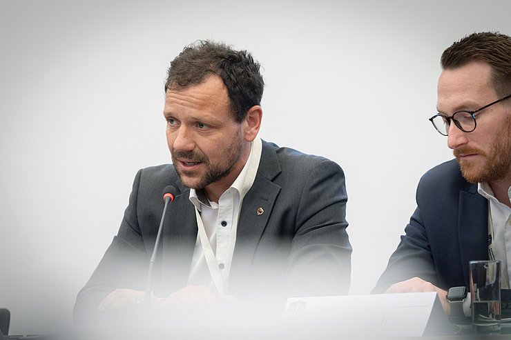 Obmann des Tiroler Verkehrsausschusses Florian Riedl (li.) und die VerkehrssprecherInnen der Landtagsklubs (im Bild re.: Philip Wohlgemuth) nutzten die Gelegenheit für Rückfragen.