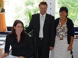 Herr Landeshauptmann Günther Platter mit Mitarbeiterinnen im Referat Kontrollstellen