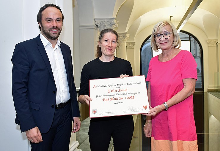 © Land Tirol/Kathrein von links: LR Philipp Achammer, Esther Strauß, LRin Beate Palfrader.