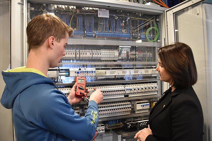 Ronald Scheiber gab Arbeits- und Jugendlandesrätin Astrid Mair Einblicke in seine Arbeit.