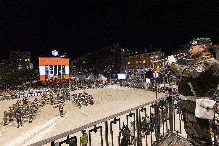 © Land Tirol/Die Fotografen Feierliche Aufführung des Großen Zapfenstreichs am Landhausplatz.