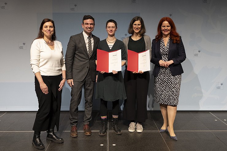 Gruppenfoto mit Nachwuchsforscherinnen der fh gesundheit.