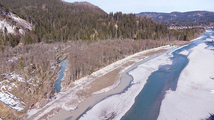 Die Uferverbauung wird abgetragen und vorübergehend bis zum Abtransport seiltlich gelagert.