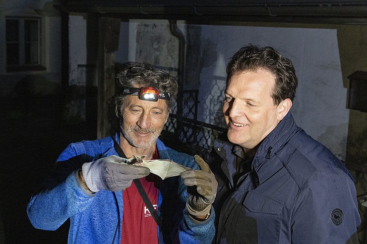 Vorauer und Zumtobel - in der Hand eine Fledermaus