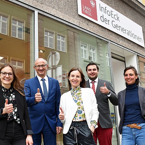 Gruppenfoto vor dem InfoEck der Generationen in Innsbruck