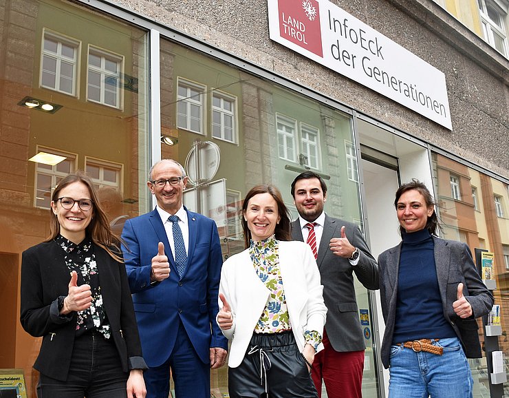 Gruppenfoto vor dem InfoEck der Generationen in Innsbruck