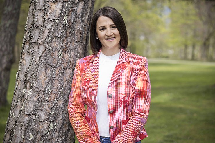Landesrätin Astrid Mair in einem Park vor einem Baum