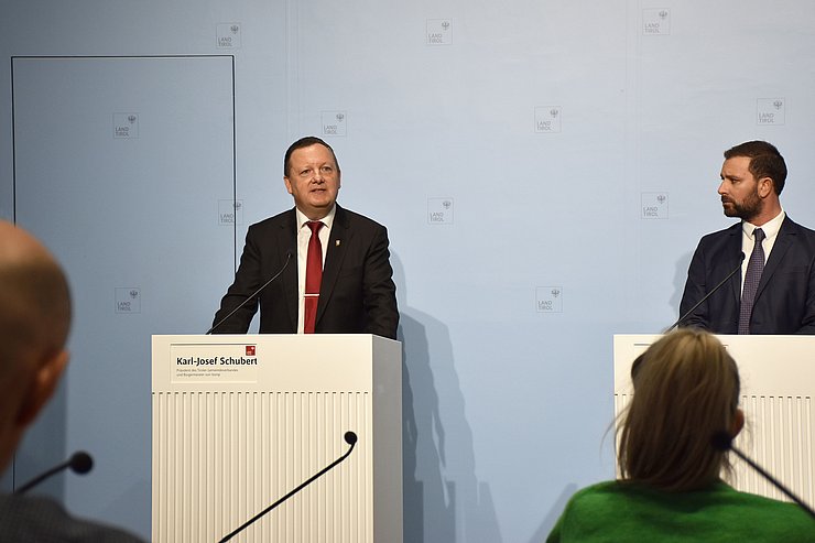Bild von Gemeindeverbandspräsident Schubert bei der Pressekonferenz.