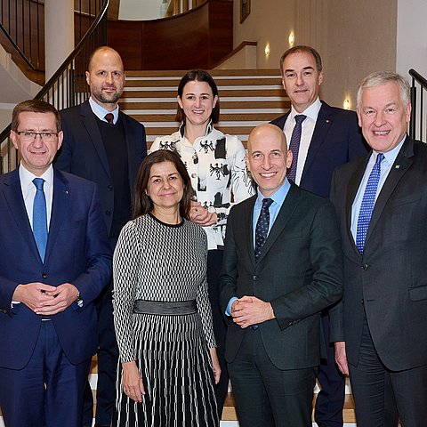 Hintere Reihe v. li. LR Marco Tittler (Vorarlberg), LRin Astrid Mair (Tirol) und LR Leonhard Schneemann (Burgenland) sowie in der vorderen Reihe v. li. LR Markus Achleitner (Oberösterreich), LRin Doris Kampus (Steiermark), Arbeitsminister Martin Kocher und LR Martin Eichtinger (Niederösterreich). 