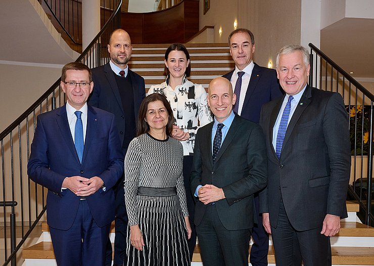 © NLK Pfeiffer Hintere Reihe v. li. LR Marco Tittler (Vorarlberg), LRin Astrid Mair (Tirol) und LR Leonhard Schneemann (Burgenland) sowie in der vorderen Reihe v. li. LR Markus Achleitner (Oberösterreich), LRin Doris Kampus (Steiermark), Arbeitsminister Martin Kocher und LR Martin Eichtinger (Niederösterreich).