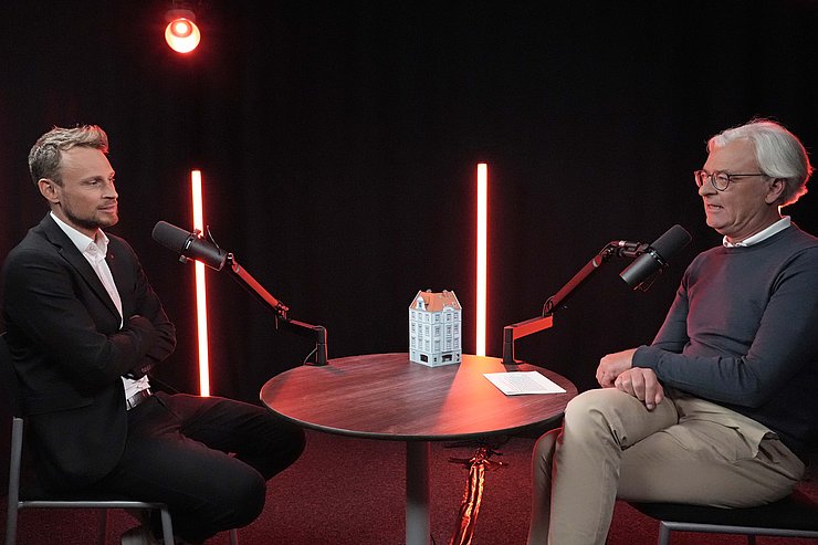 Zwei Personen im Gespräch