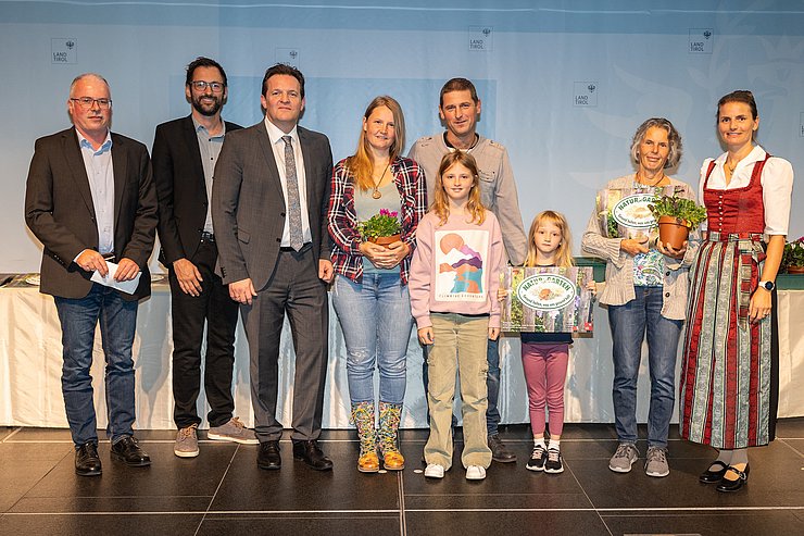 LR René Zumtobel (3.v.li.), Obfrau des Tiroler Bildungsforum Bettina Ellinger (1.v.re.) und Matthias Karader, Projektkoordinator Natur im Garten (2.v.li.), GemeindevertreterInnen und Natur im Garten BeraterInnen des Tiroler Bildungsforum mit Geehrten aus dem Bezirk Reutte.