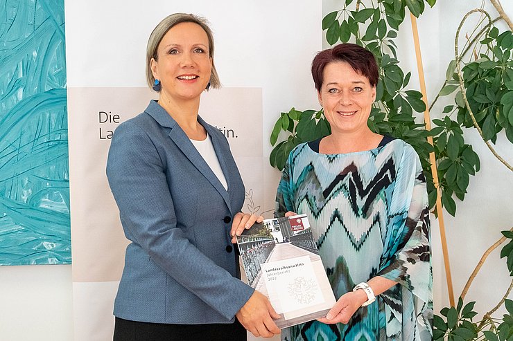 © Landtagsdirektion Tirol/Christanell Landesvolksanwältin Doris Winkler-Hofer (li.) präsentierten heute den Jahresbericht 2022.