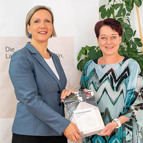 Landesvolksanwältin Doris Winkler-Hofer (li.) präsentierten heute den Jahresbericht 2022.