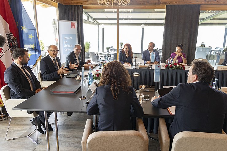 Regierungsmitglieder in einem Besprechungsraum