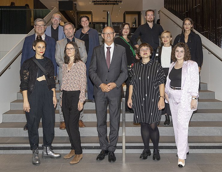 © Land Tirol/Die Fotografen 1. Reihe von li.: Nora Schlocker, Charlotte Simon, LH Anton Mattle, Katrin „ohne H“ Rauch, Anna Maria Mühlbacher. 2. Reihe von li.: Lois Hechenblaikner, Wolfgang Klingler (Theater Szenario Hall), Isabella Krainer, Anna Lerchbaumer, Katharina Hölzl. 3. Reihe von li.: Gerhard Sammer, Brigitte Neumaier (Theater Szenario Hall) und Robert Prosser.