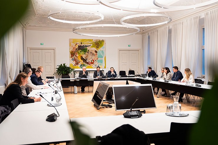 Die VerkehrssprecherInnen der Tiroler Landtagsfraktionen rechts im Bild (v.r.n.l. Susanna Riedlsperger, Gebi Mair, Andrea Haselwanter-Schneider und Evelyn Achhorner) im Gespräch mit den Mitgliedern der deutschen Delegation.