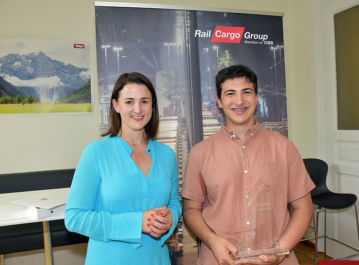 Arbeits- und Jugendlandesrätin Astrid Mair gratulierte Felix Thaler zum "Lehrling des Monats Juli 2023".