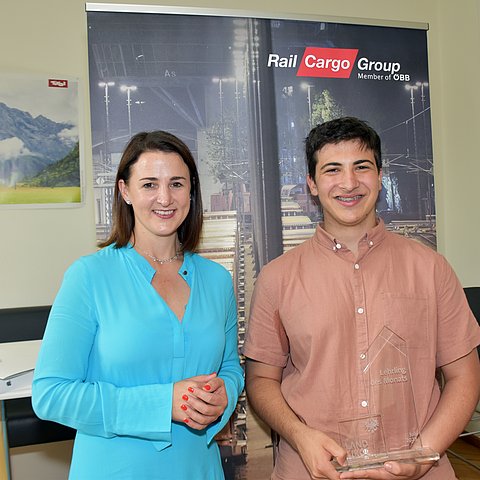 Arbeits- und Jugendlandesrätin Astrid Mair gratulierte Felix Thaler zum "Lehrling des Monats Juli 2023".