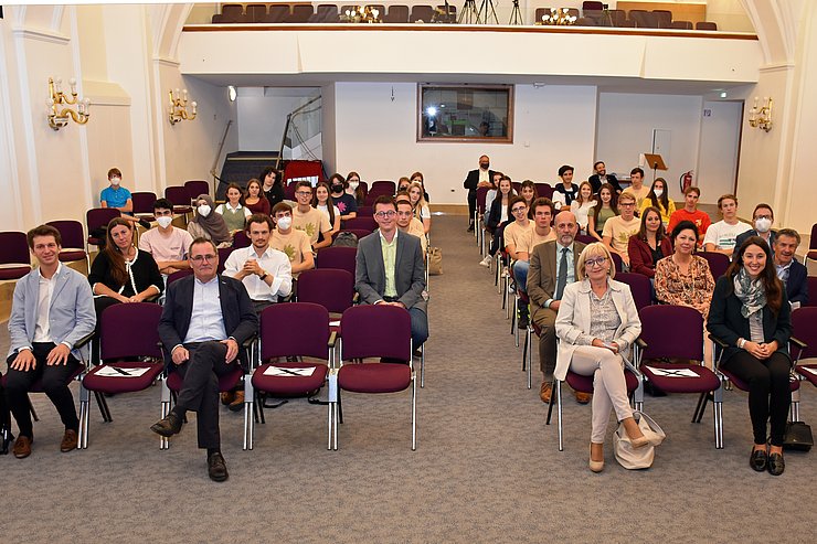 © Land Tirol/Reichkendler Die Innsbrucker Ursulinensäle bildeten einen stimmungsvollen Rahmen für den Festakt zum zehnjährigen Jubiläum des Euregio-Jugendfestivals, an dem heuer coronabedingt nur 30 Jugendliche aus den drei Ländern teilnehmen konnten.