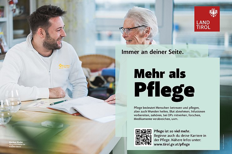 Pflegekraft führ eine Unterhaltung mit  einer Pensionistin